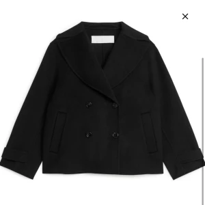 Arket jacka - Supersnygg jacka från arket i storlek 34. Använd fåtal gånger och jackan är i nyskick. Nypris är 2590kr. 