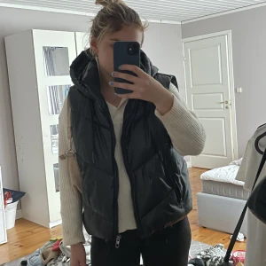 Zara väst - Så snygg väst till hösten från ZARA!! Knappt använd och i nyskick🍁💓passar xs-m!!    Pris kan diskuteras!!💗🍂