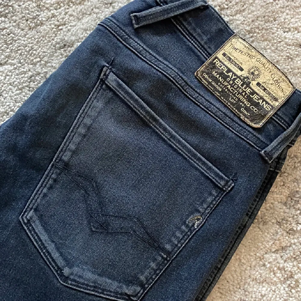 Ett par mörkblåa replay anbass jeans i bra skicka. Köpta här på Plick men använder inte så jag säljer vidare. Passar mig bra, jag är runt 180. Skriv pm för fler bilder etc.. Jeans & Byxor.