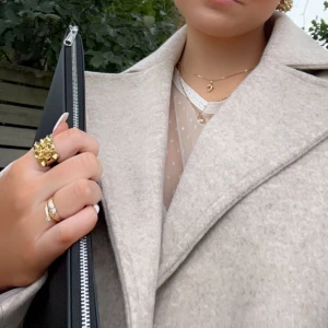 Beige kappa - En jätte fin beige kappa som är jätte skön nu till vintern! Jätte bra skick! Kan inte märket då jag fick denn. Kom privat för mer bilder! 