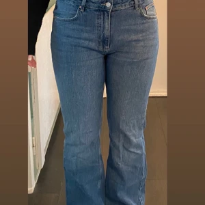 Bootcut jeans från gina tricot - Bootcut jeans från gina tricot. Aldrig använda bara testade. Dem är i petite 42 men fungerar på mig som är 167.  Nypris 500 säljer för 350kr. 
