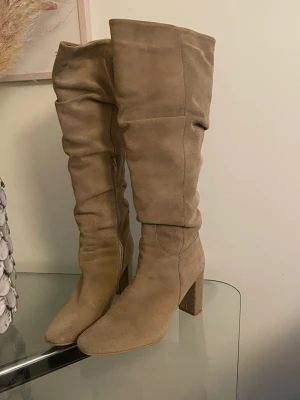 Höga boots - Favoriter som inte kommer till användning! Så sköna och snygga! Bra skick <3