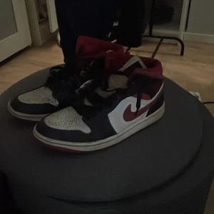Jordan 1 gym red - Hej, säljer nu min jordan gym red storlek 43