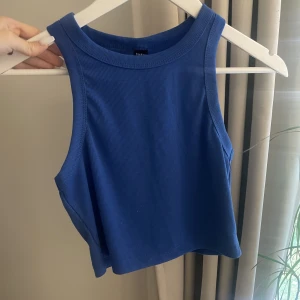 Linne - Ett mörkblått linne från shein i storlek Xs, jättefint skick.