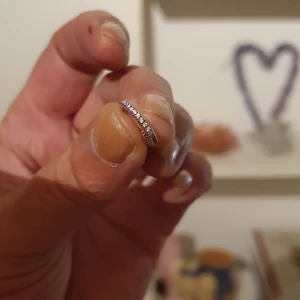 925silver huggie  - 925silver huggie med kristaller använt några gånger. Pris 100kr 