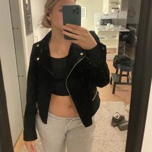 BikerJacka  - Jättefin bikerjacka som är köpt 2020, men använd kanske 3-4 gånger! Så i fint skick. (Väldigt liten i storleken för att vara en L)