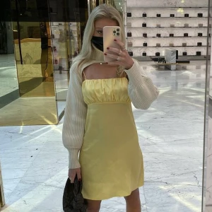 Kofta - Säljer min armkofta från Zara med prislappar kvar. Den är oanvänd och detta är därför lånade bilder. Exakt samma kofta - kan skicka egna bilder provat. Nyskick från zara! Köparen står för frakten🫶