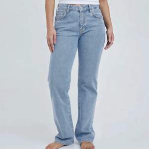 Säljer mina lågmidjade jeans från bikbok i stilen ”low straight 550 jeans” köpta för 699kr 💗 pris går att diskuteras 💗 