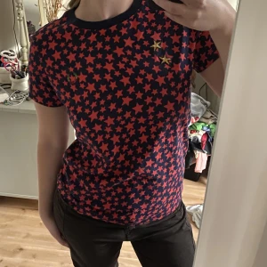 Tshirt med stjärnor  - T-shirt med stjärnor på från Fred Perry