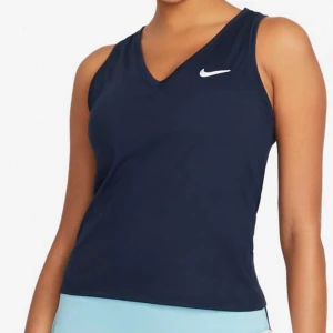 Nike linne - Tennis linne från Nike. V-ringning och luftigt. Färgen är mörkblå och storleken är S. Bra kvalitet.