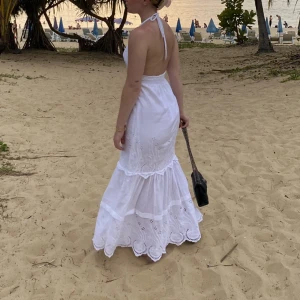 Klänninh - Supersöt klänning i jättefint skick, jag är 160 och den är på perfket i längden på mig🩷