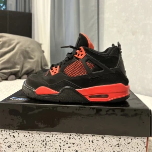 Jordan 4 retro ”red thunder”  - Säljer Jordans för 3500kr.  Skorna har används Max 5 gånger och inte mer.  ”DE ÄR ÄKTA”