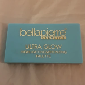 BellaPierre Highlighting&bronzing palette  - UltraGlow palette The ultimate cheek palette featuring four universal shades; three shimmery highlighters and one velvety matte contour shade. Finely milled pigments are easily blendable and can be mixed for the perfect glow, day or night. 200kr 