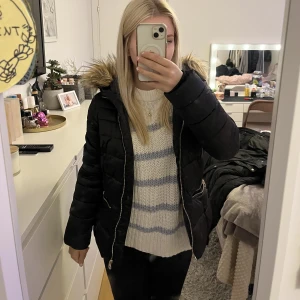 Svarta pälsjacka - Säljer min svarta jacka med fejk päls från H&M Devided som inte kommer till användning. Storleken sitter perfekt och är inte för tajt. Den är superskön och har fint skick. Pälsen går att ta av. Den har 2 styckna fickor💗