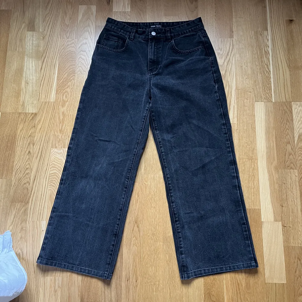 Ett par vida svarta jeans. Är 160 cm lång och dessa är lite korta på mig!. Jeans & Byxor.