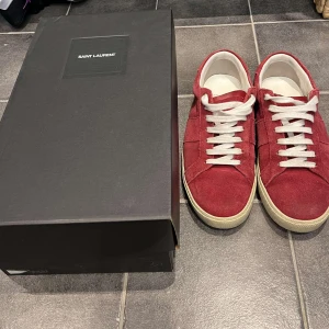 Saint Laurent - Säljer nu ett par röda Saint Laurent i väldigt gott skick, använda få gånger. De är i strlk 40 men stora i storleken plus lite uttöjda. Tveka inte att höra av dig vid funderingar!