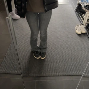 lågmidjade jeans - Super fina gråa jeans från only💞 sparsamt använda och i bra skick💞