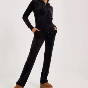 Komplett juicy set - Ett komplett juicy set. I färgen svart.  Inga defekter, som ny. Tvättat 3 gånger. Ej torktumlad.   OBS! Priset kan diskuteras och mer bilder kan skickas. 