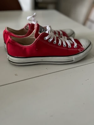 Converse Chuck Taylor unisex  - Röda, låga converse, använda en gång 