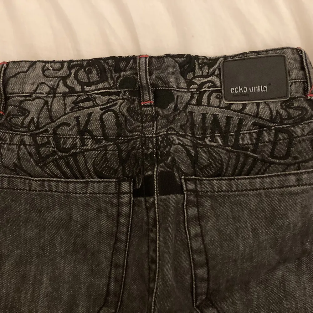 Svarta Ecko unltd jeans med snygga detaljer där bak. Köpta förra året på Gotland för ungefär 800kr. Midjemått:37cm innerbenslängd:81cm  TRYCK INTE PÅ KÖP NU. Jeans & Byxor.