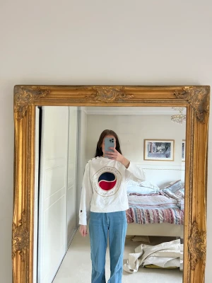 Busnel sweatshirt - Vit sweatshirt från busnel med loggan och knappar på axlarna 🥰