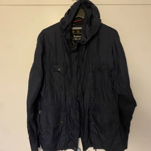 Barbour jacka - Barbour jacka i tunnt material i storlek M! Perfekt skick