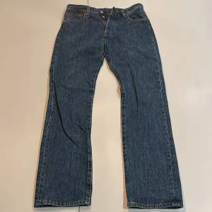 Trendiga blå/mörkblå Levi’s jeans! Storlek W30 L30. Säljer dessa feta jeans då de längre inte passar mig. Bara att skriva vid fler frågor!