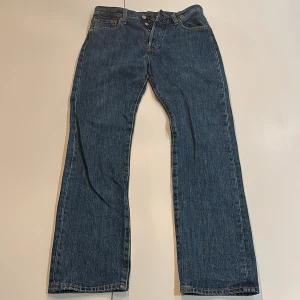 Blå Levi’s Jeans - Trendiga blå/mörkblå Levi’s jeans! Storlek W30 L30. Säljer dessa feta jeans då de längre inte passar mig. Bara att skriva vid fler frågor!