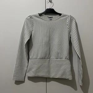 Kofta  - Den ena är väldigt elegant o ser snyggt ut på kroppen den andra är mer oversize och är stickad 