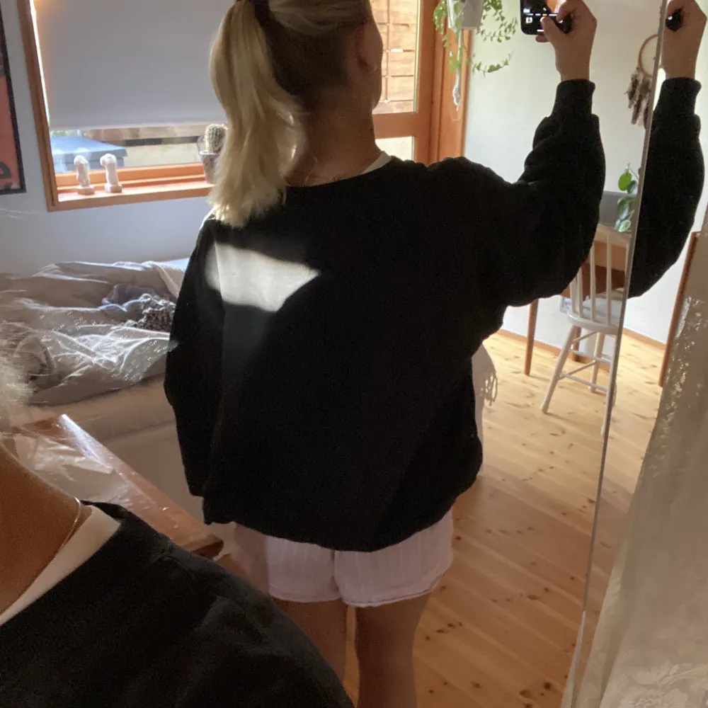 Skitsnygg svart oversized hoodie från Champion! Jag på bilden har strl S men tröjan passar även någon med M/L. Använder inte längre och säljs därför💓. Hoodies.