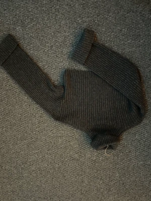 Mörkgrå stikad tröja - Söt, mjuk o braskick