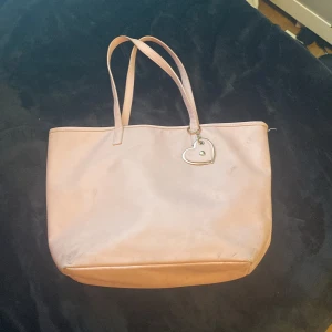 Väska  - Här är min råsa handväska som e super fin har använt ett par gånger men funkar fullt fint 