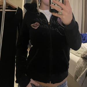 Juicy kofta - Ascool svart vintage juicy couture kofta, äkta. Har ordentliga slitningar i ärmen så säljer därför billigt.  Ska flytta inom snar framtid så snabb affär uppskattas!!