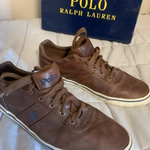 Polo Ralph Lauren skor - Polo Ralph Lauren skor I fint skick 8/10. Storlek: 44 Mitt Pris: 899kr Ny Pris: 1.300kr  