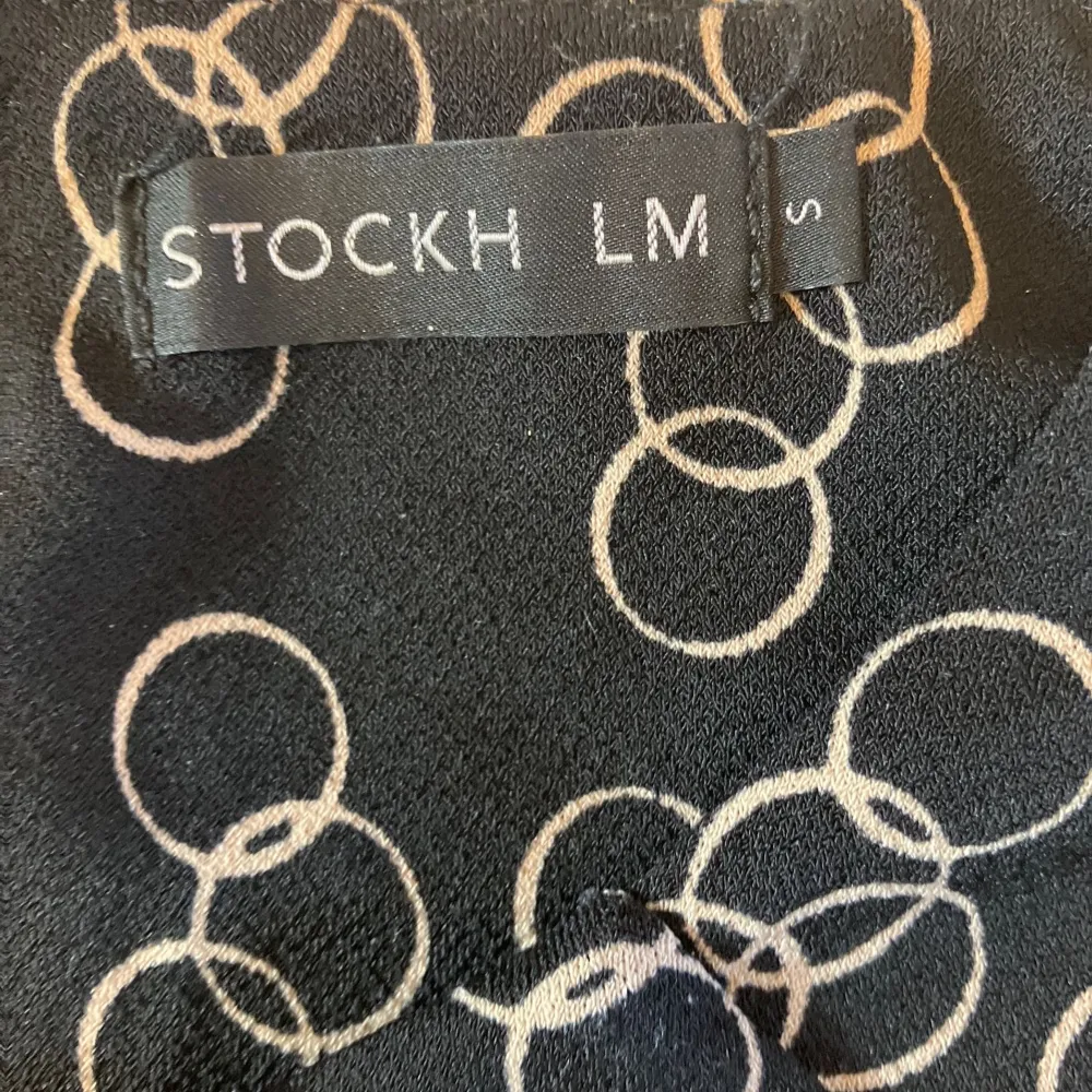Topp från STOCKH LM, modell Heidi. Använd, men utan anmärkning.  Storlek: S Material: Polyester, elastan. Toppar.