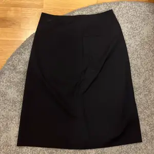 En svart kostym kjol ifrån Hennes Collection!! Är i storlek 34 och har en liten fick vid höger sida. Kom med egna prisförslag 🖤