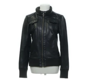 Läderjacka - Säljer denhär jättefina läderjackan i storlek M då den inte kommit till användning! 💓 