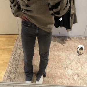 Zara Jeans - Köpta här på Plick (lånade bilder). Oanvända för att de var lite för stora på mig! Storlek 36💜