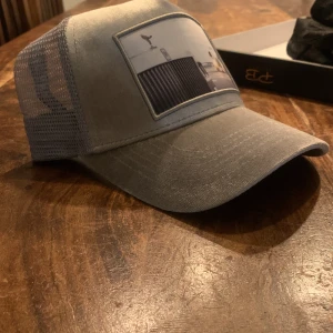 Keps (mocka) grå  - Helt oanvänd keps, fräsch enkel grå färg som passar till nästan allting.