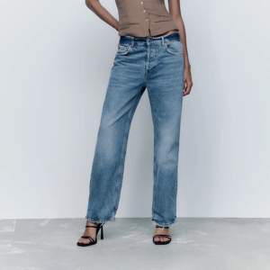 ”Jeans zw the relaxed boyfriend” från Zara! Jättesnygga jeans med medelhög midja men som tyvärr är för stora för mig och därför säljs i nyskick💛
