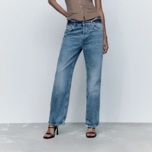 Boyfriend jeans Zara - ”Jeans zw the relaxed boyfriend” från Zara! Jättesnygga jeans med medelhög midja men som tyvärr är för stora för mig och därför säljs i nyskick💛