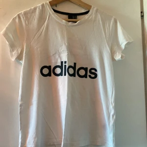 T-shirts  - En adidas t-shirts, använt få gånger.