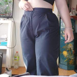 Marinblå byxor som sitter väldigt fin men är för små för mig. Tyget är inte direkt stretchigt. Jag är 157cm. 
