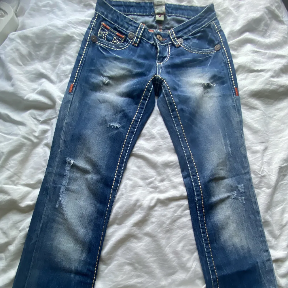 Ett par true religion jeans i low waist med utsvängda ben. Skitsnygga, men tyvärr var dem för små för mig.  Midjemått: 36cm Passar för dem som är runt 160-170cm lång. ❌pris går att diskuteras!! Köp nu funkar alltid❌. Jeans & Byxor.