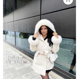 Päls kappa - Säljer min jätte fina päls kappa i cashmere från Femeninaofsweden, kommer inte längre till användning, ny skick, inget fel på den 💕skriv för bilder via intresse