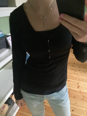 Långärmad svart tröja - Säljer denna super fina långärmade tröjan som inte kommer till användning 💘 Perfekt till hösten och finast med ett linne under! Kan frakta eller mötas upp!! Skriv till mig om du har frågor eller vill ha fler bilder!