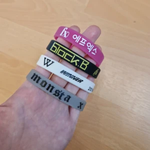 Kpop armband - Ikoniska kpop armband i gummi. f(x), Block B, WINNER och MONSTA X. 50 kr för alla eller 20 kr styck.  Kan även skickas som brev, då blir frakten endast 15 kr, skriv så fixar vi det! 🥰