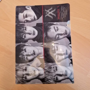 MONSTA X plastficka - Plastficka med MONSTA X, kpop. Aldrig använd, så mycket bra skick!  Kan även skickas som brev, då blir frakten endast 15 kr, skriv så fixar vi det! 🥰