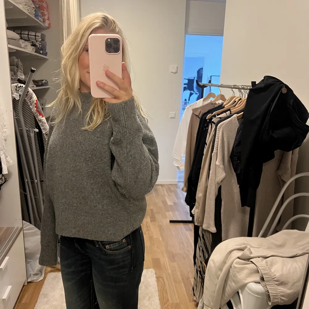Jättesnygg stickad tröja från Zara som är perfekt nu till hösten. Använd fåtal gånger då jag säljer den❤️Storlek M men passar S också. . Stickat.