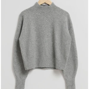 & Other Stories - Jag säljer denna super fina & outher stories tröjan i storlek s , som är endast använd gå gånger. Kontakta mig för fler och köparen står för frakten. Pris kan diskuteras :)